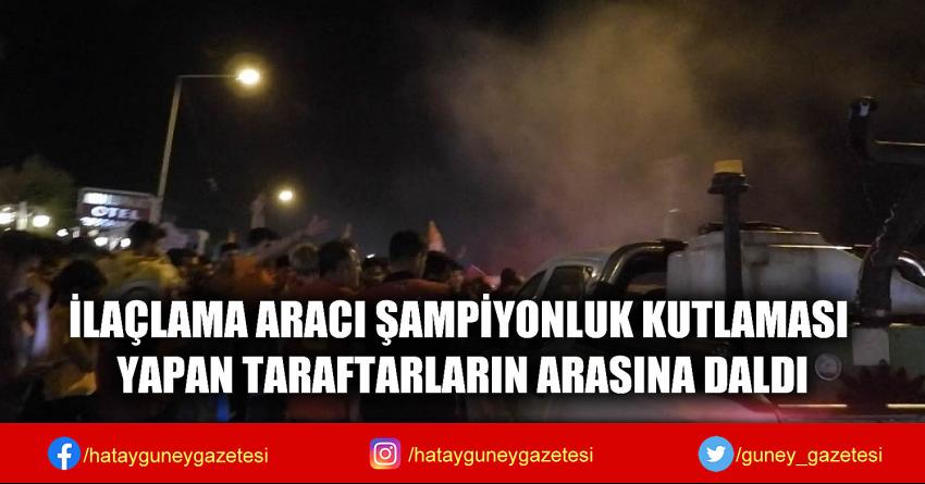 İLAÇLAMA ARACI ŞAMPİYONLUK KUTLAMASI YAPAN TARAFTARLARIN ARASINA DALDI